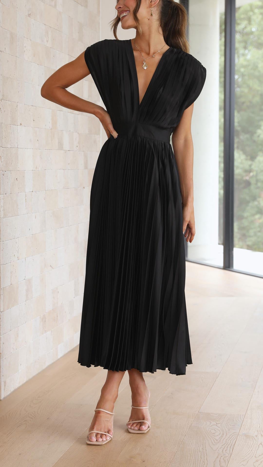 LD | Elegante geplooide jurk met een luxueuze glans