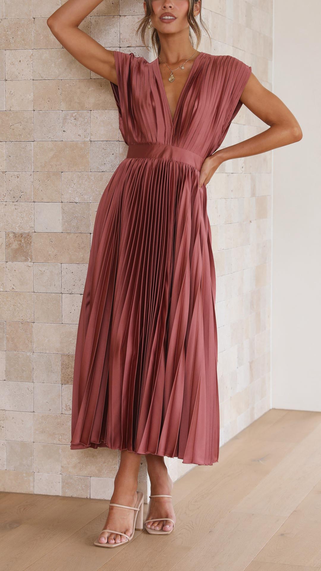 LD | Elegante geplooide jurk met een luxueuze glans