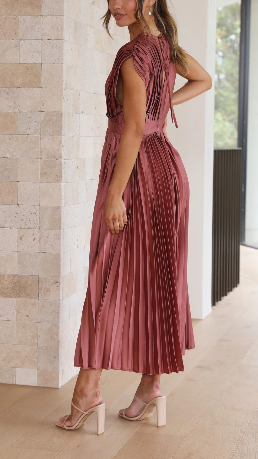 LD | Elegante geplooide jurk met een luxueuze glans