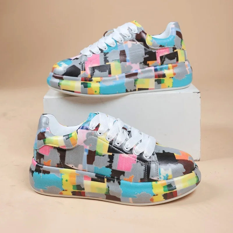 LD | Levendige sportschoenen in graffitistijl