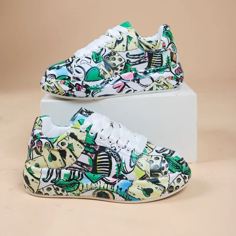 LD | Levendige sportschoenen in graffitistijl