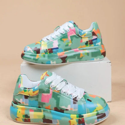 LD | Levendige sportschoenen in graffitistijl