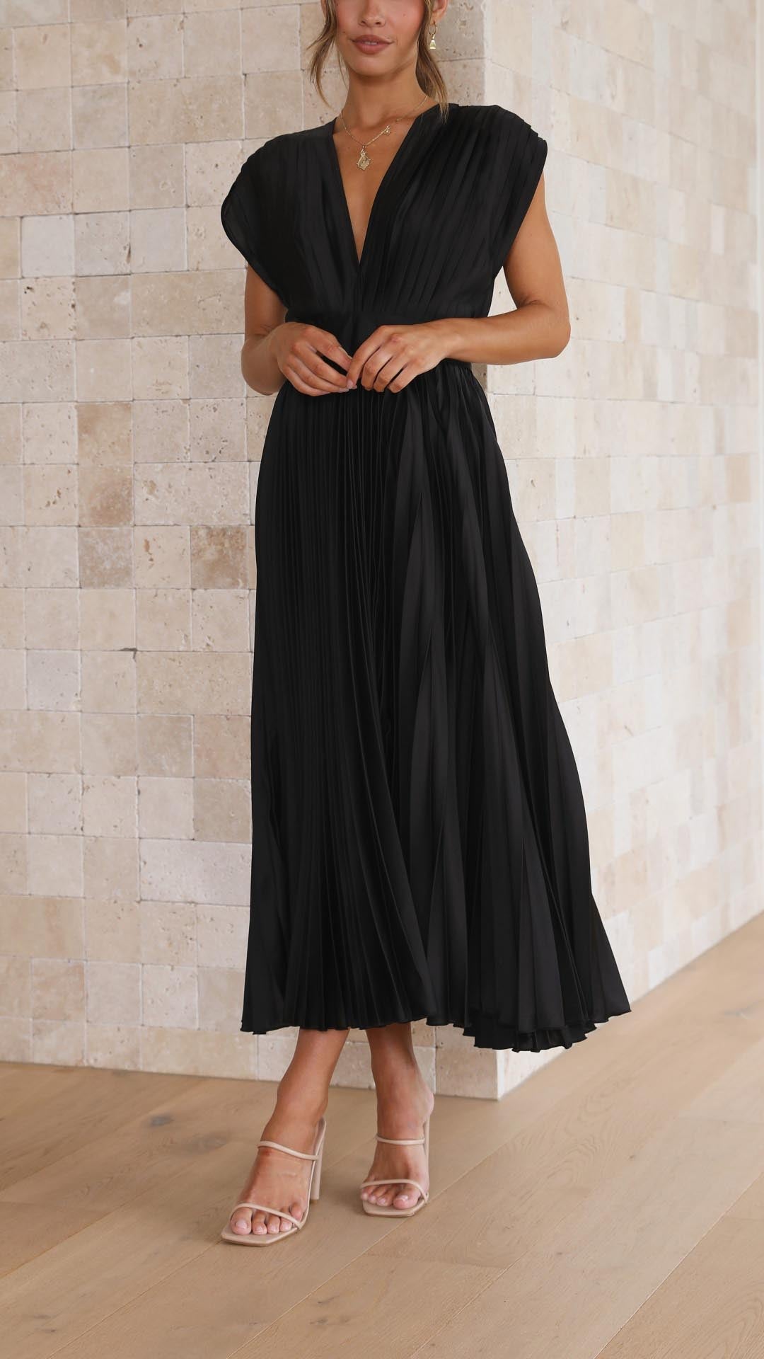 LD | Elegante geplooide jurk met een luxueuze glans