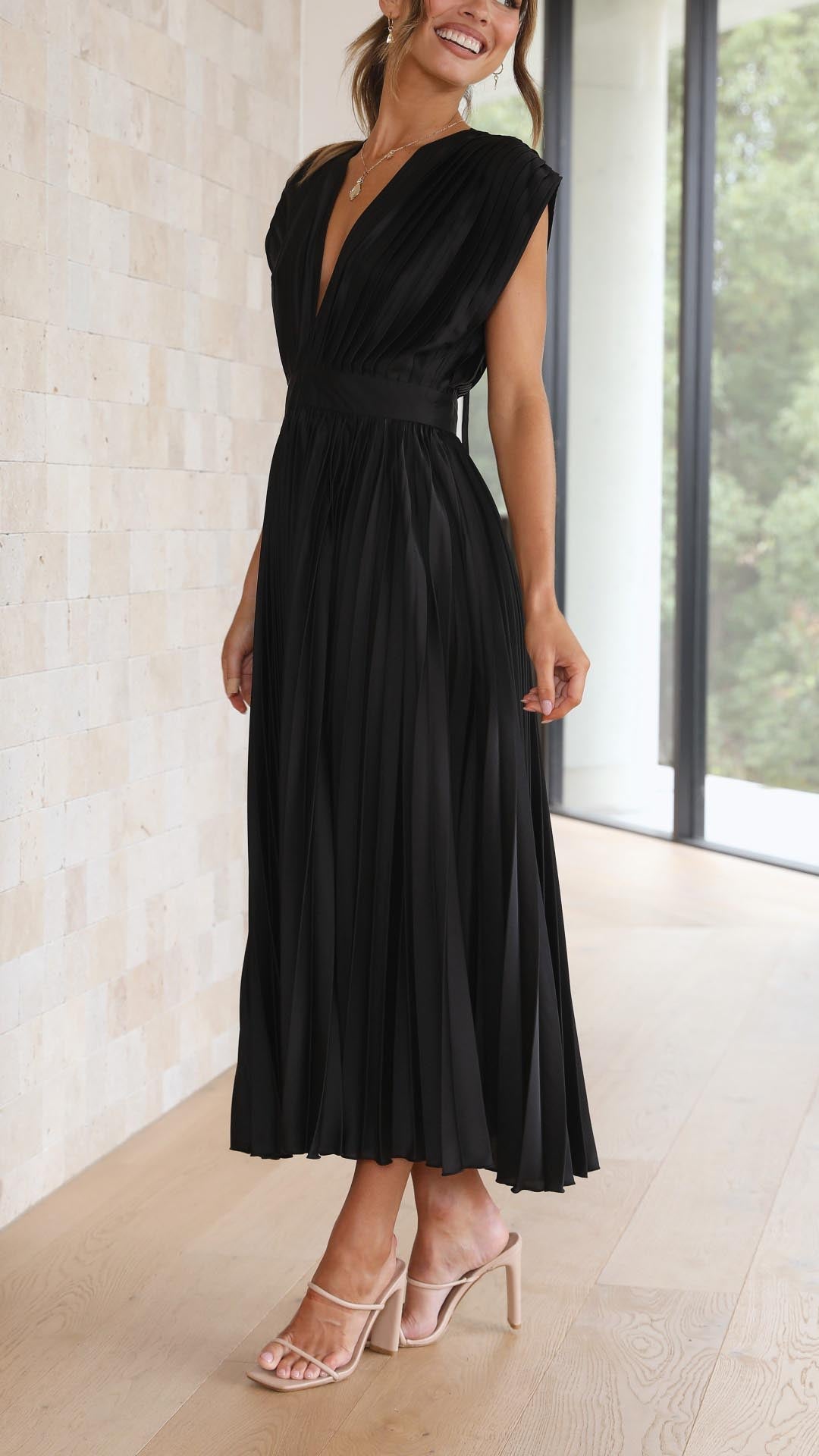 LD | Elegante geplooide jurk met een luxueuze glans