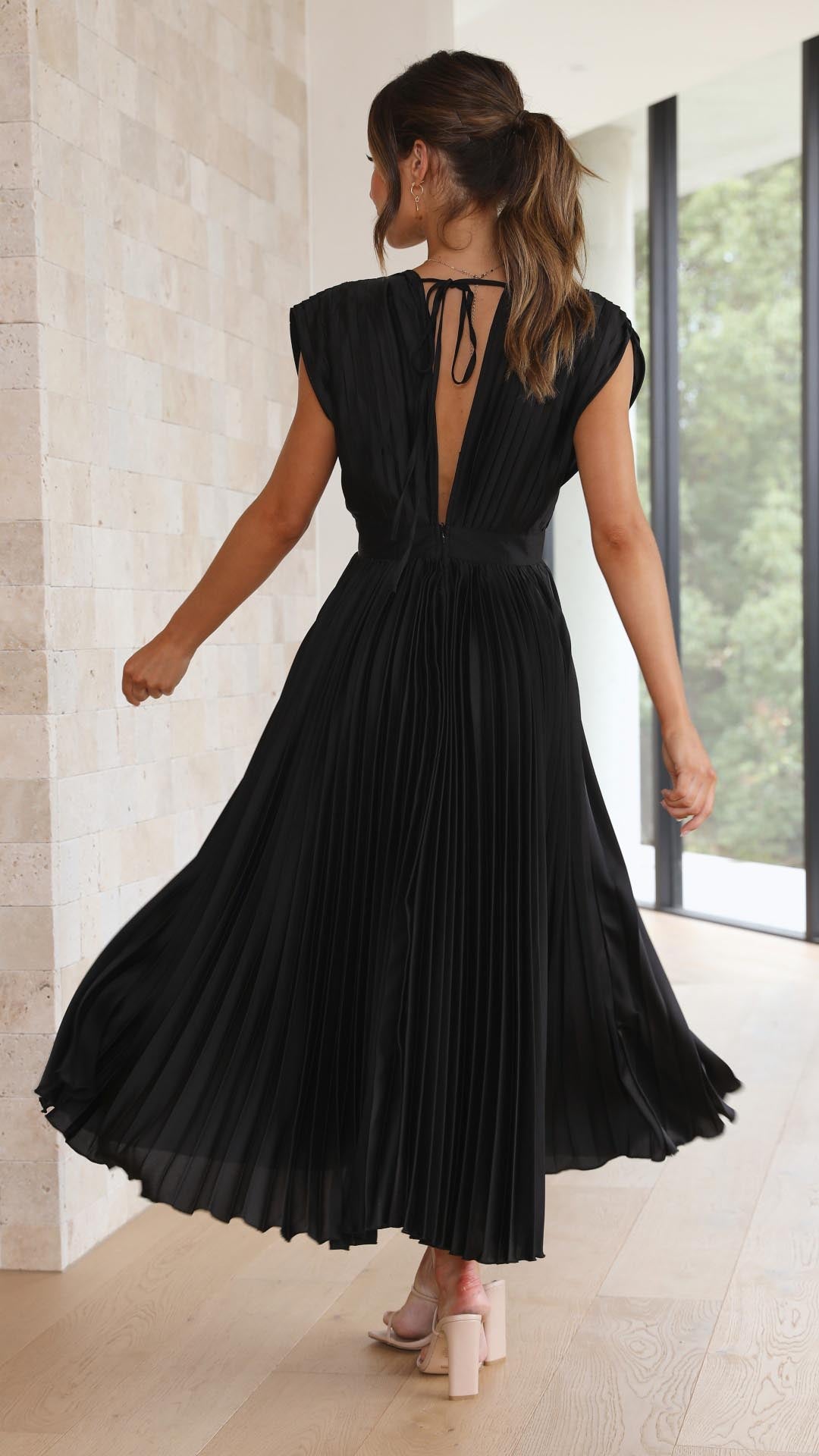 LD | Elegante geplooide jurk met een luxueuze glans