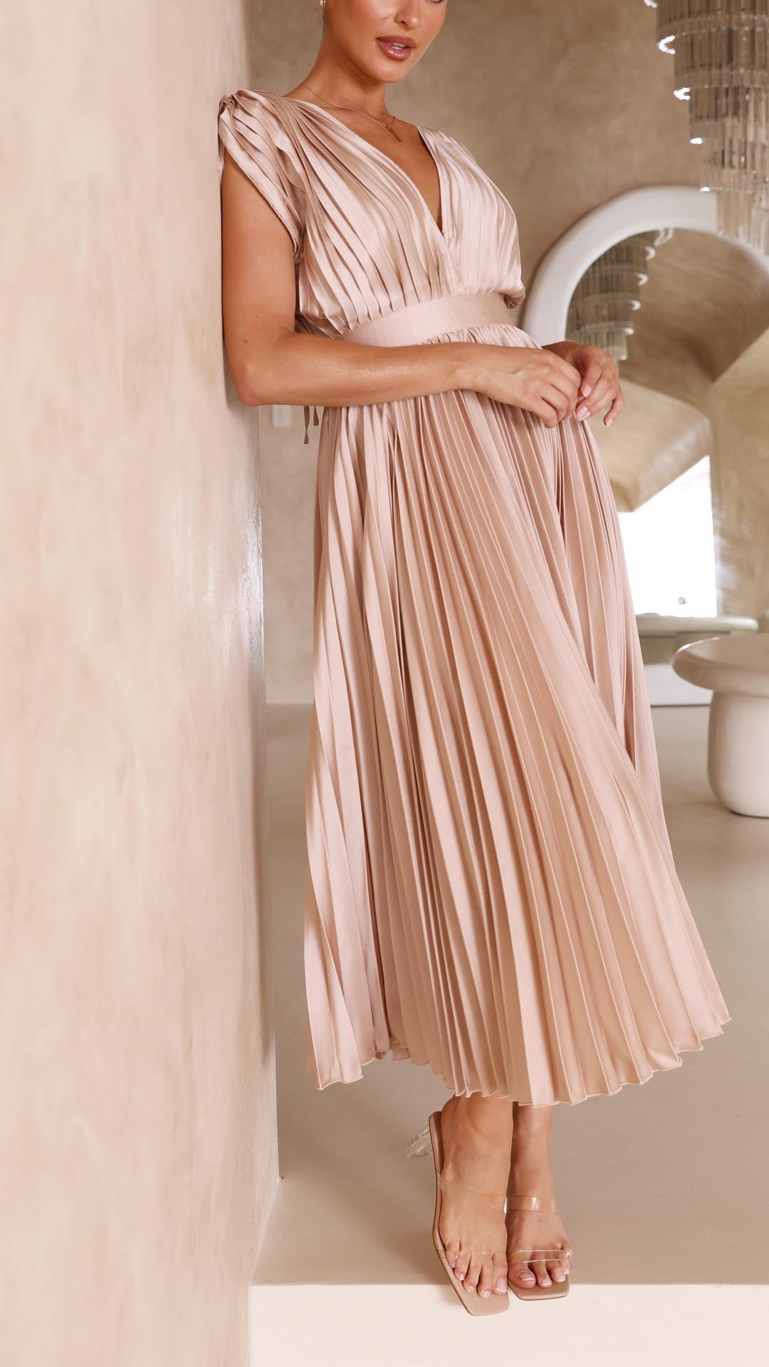 LD | Elegante geplooide jurk met een luxueuze glans