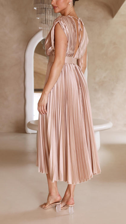 LD | Elegante geplooide jurk met een luxueuze glans