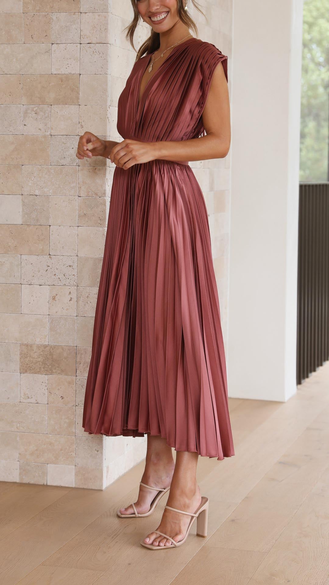 LD | Elegante geplooide jurk met een luxueuze glans